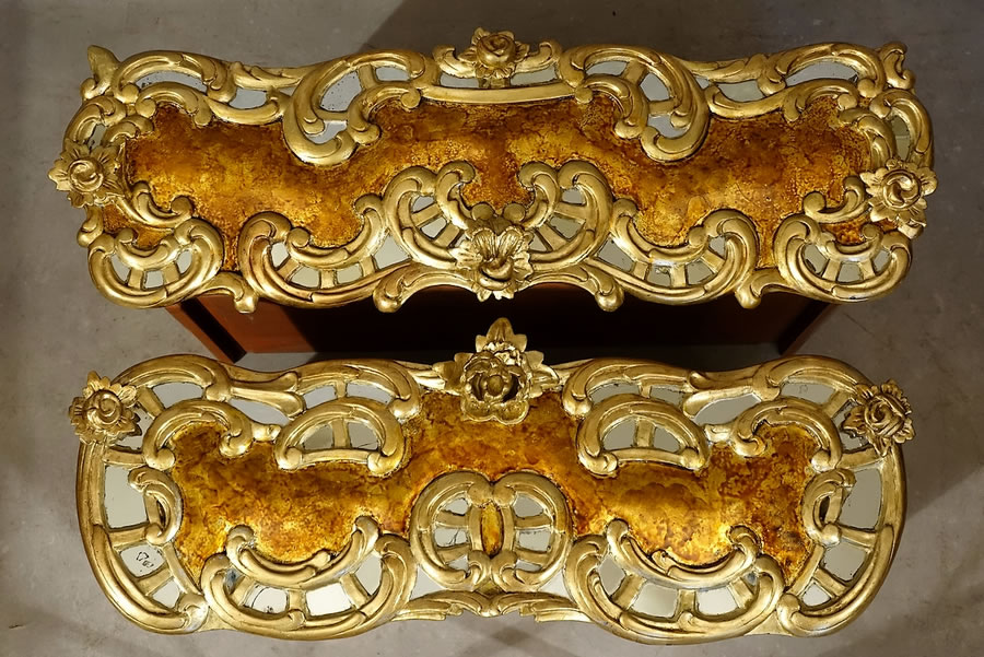 Commode en sarcophage et en sauteuse à deux tiroirs